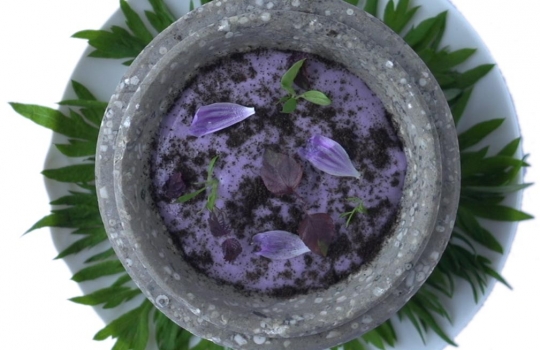 Galleria fotografica






Le prove generali








Prove del primo atto: al centro, il Bonsai di pica-pica


















Comincia la nostra esperienza: occhio all'indirizzo del centro Arts Santa Monica








Fuori staziona il van di Girona con tutto il nécessaire commestibile








Dentro, la targa coi ringraziamenti a tutti coloro che hanno lavorato al progetto








Per arrivare al set dell'opera si attraversa una mostra che proietta in oblò teaser coi motivi anticipatori di quel che troveremo dentro








Un altro teaser








Il set prima delle trasmissioni













Si parte








Una spirale ci introduce al viaggio








Al centro del tavolo, nascosto tra bonsai (un classico rochiano), pica-pica di bon bon rappresentativi di vari paesi: cevice peruviano, guacamole messicano, cous-cous marocchino...








Commensali spiazzati








Il sogno ha inizio: l'atto primo mette in tavola la Luna, sfere di tartufo bianco e nero con distillato terrestre








Intorno, un video di Franc Aleu, le musiche di Luca Francesconi e il tableware di Taller Luesma Vega








La luna








Atto secondo: lo spazio








Piatto dello spazio: aria di fichi di Cap de Creus








C'è un calice diverso per ogni atto: si passa dal cava agli champagne, dall'Armagnac ai Rioja a semplici gocce di distillati, versati anche sulla mano








Intorno, un altro splendido 3D di Franc Aleu, con le musiche di Sergi Caballero, Pedro Alcade








E' l'ofiuco, il tredicesimo segno zodiacale, tema del terzo atto













Atto quarto: Under the Sea, il set  diventa uno scenario sottomarino (vedi video 1)













E a tavola arriva una composizione golosissima di piatti di mare, servita in sculture di Pere Gifre e Dani Molina: vellutata di ricci grigliati, anemoni impanati, parmentier di octopus, marinata di frutti di mare e cirripedi













Tra un atto e l'altro, la voce calma di Josep Roca


















Atto Quinto, il Giardino delle Esperidi, dal sapore orientale: nel piatto, un fiore Mandala con limone, curry, bietole, mango, cocco, finocchio, yogurt, cannella, cardamomo, menta, zenzero, pepe, fiori, carciofi e agnello













Atto Sesto: il Corteggiamento













Motivi Yin Yang ovunque: nelle musiche di Albert Guinovart, nei video di Franc Aleu. E nel piatto dei Roca: Ostriche marinate in sherry Palo Cortado, salsa di ostriche, aglio bianco e nero








Ci si prepara ai fuochi d'artificio del settimo atto. I 12 camerieri si avvertono appena, se non quando illuminati dalle scenografie








Atto sette: i piatti sono creazioni ispirate ai fossili di Roos Van de Velde








Dopo la mela candita, tema dell'ottavo atto, l'opera assume i toni ancora più foschi nel nono, la Guerra: Royale d'oca con gocce di sangue di bietola. Le musiche di Wolfgang Mitterer e le immagini di Franc Aleu si fanno cruente (vedi video 2)








Atto Dieci: Misericordia/Morte








Spuma di patate viola, bon bon di gelato di genziana, midollo di vitello, rabarbaro con caviale e funghi trombette della morte. Attorno, fumi d'incenso di Artemisia








Dopo la Gloria (undicesimo atto, il piatto che respira del video 3) approdiamo rapidi alla chiusura del dodicesimo anno (il Risveglio della primavera)








Tutti vorrebbero ricominciasse








Amuse-bouche
Il Bonsai di pica-pica








Preludio
Brodo vegetale cotto in bassa temperatura con parole scritte








Atto 1 - Il Sogno comincia
La luna: sfere di tartufo bianco e nero con distillato di terra








Atto 2 - Lo spazio
Aria (essenza) di fichi di cactus di Cap de Creus








Atto 3 - Ofiuco
Serpente di anguilla affumicata








Atto 3 - Sotto il mare
Vellutata di ricci di mare grigliati








Atto 4 - Sotto il mare
Gamberi grigliati con teste di scampo








Atto 5 - Il Giardino delle Esperidi
 Fiore Mandala con limone, curry, bietole, mango, cocco, finocchio, yogurt, cannella, cardamomo, menta, zenzero, pepe, fiori, carciofi e agnello
 








Atto 6 - Il Corteggiamento
Ostriche marinate in sherry Palo Cortado, salsa di ostriche, aglio bianco e nero
 








Atto 7 - Carnalità
Salsa di mole, rose grigliate, sugo di piccione e petto di gallina su un piatto a forma di rosa con gocce di acqua di rose








Atto 8 - Devastazione/La Mela
Mela caramellata soffiata ripiena di spuma e dadini di mela grigliata e sobrassada








Atto 9 - Guerra
Royale d'oca con gocce di sangue di bietola
 





