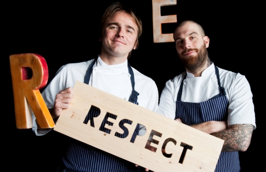 Galleria fotografica






IL MIGLIOR CHEF Cavit
Alessandro Negrini e Fabio Pisani
Il Luogo di Aimo e Nadia, Milano
Ne hanno fatta di strada questi due cuochi nati ai confini opposti d’Italia, Pisani in Puglia e Negrini in Valtellina, già premiati come sous-chef alla corte di Aimo e Nadia Moroni e ora primi assoluti. Da quando hanno la responsabilità del Luogo è sempre Grande Italia ma con sapori anche nuovi








LA MIGLIORE CHEF Sognatori del Gusto
Sara Preceruti
La Locanda del Notaio, Pellio Intelvi (Como)
L’Italia fatica a essere un paese per chef in rosa. Resiste la figura della cuoca che è anche moglie, fidanzata, figlia e raddoppia i fornelli di casa con quelli del locale. Sara Preceruti no. Lei ha scalzato lo chef uomo e ha legittimato stelle e onori con una personalità e sensibilità speciali








IL MIGLIOR CHEF STRANIERO Grana Padano
Kobe Desramaults
In De Wulf, Dranouter (Belgio)
Kobe, un nome che non puoi scordare, secco e netto, ha il grande merito di essere emerso con la sua cucina in un paese, il Belgio, che ha sempre avuto un rapporto stretto con la Francia. Ma lui è fiammingo, se ne infischia e tira diritto con menu solo suoi, prendere e godere. E a Gand ecco il bistrò








IL MIGLIOR SOUS-CHEF Lavazza
Alessandro Procopio
D’O, Cornaredo (Milano)
Non è facile il ruolo di numero due. Bisogna avere la sensibilità e l’intelligenza per capire e poi assecondare il proprio chef, nel caso di Alessandro Procopio il milanese Davide Oldani. Il re della cucina pop ha festeggiato i 10 anni di cucina popolare, resi golosi grazie anche al suo vice








IL MIGLIOR CHEF PASTICCERE Zafferano 3 Cuochi
Luca Sacchi
Cracco, Milano
Come ben raccontato in questa edizione dal suo patron Carlo Cracco, non è facile curare i dessert nel Ristorante Cracco perché non si deve avere la mentalità del pasticciere, bensì quella del cuoco che ragiona pensando anche al lato dolce. Luca Sacchi vi riesce e le sue preparazioni vincono








BIRRA IN CUCINA Birra Moretti
Daniele Usai
Il Tino, Ostia Lido (Roma)
Il Tino di Daniele Usai ha il gran merito, al Lido di Ostia, di non essere mai banale nelle proposte della carta. Non è il solito locale di mare e nemmeno nei bicchieri vengono versati i soliti vini. E la birra ha un ruolo importante, non è la fresca bionda per l’estate ma una realtà in cui credere








LA MIGLIOR CARTA DEI VINI E DISTILLATI Ruinart
Imago dell’Hotel Hassler, Roma
La carta dei vini e dei distillati dell’Imago, che ha nel sommelier Marco Amato il suo ambasciatore, è una delle tante medaglie da appendere nella bacheca dell’Hotel Hassler, scelte che spaziano in ogni direzione per qualità e intelligenza. L’opposto di quei posti che pensano solo ai nomi altisonanti








IL MIGLIOR MAîTRE Tenuta S.Anna
Donato Marzolla
Rossellinis di Palazzo Avino, Ravello (Salerno)
Donato Marzolla è un pugliese, brindisino, da anni al lavoro in Costiera Amalfitana. Indossa la casacca e i modi del maître come dovrebbe essere: una conoscenza enciclopedica dei vini (e non solo dei vini), il consiglio giusto mai imposto e l’ironia che in sala sbroglia le situazioni più intricate








IL MIGLIOR SOMMELIER Torre Rosazza
Valerio Capriotti
Duomo, Ragusa Ibla
Valerio Capriotti si è lasciato alle spalle Roma per abbracciare la causa della qualità al Duomo di Ciccio Sultano, bravissimo nel governare la cantina ma anche a gestire il dopo Angelo Di Stefano, lì da sempre, un monumento che ha preso altre strade. Bere bene con Valerio viene facilissimo





