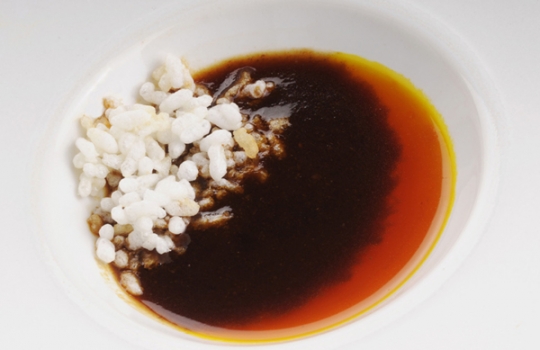 Galleria fotograficaAppetizer di Nuno Mendes, Spaghetti di patate con calamariSpaghetti freddi, sedano, uova di aringa, anice di Paolo LoprioreGli attrezzi del mesterie di Davide ScabinPasta sushi Com.Bar di Davide ScabinD'O Riso allo zafferano di Davide OldaniPescespada con polvere di capperi Iblei, cenere di olive ed emulsione di bottarga di Ciccio Sultano