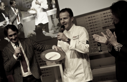 Galleria fotograficaViviana Varese, chef e titolare di Alice in via Adige a Milano, telefono +39.02.5462930, con Alfredo Zini, vice presidente della FipeGianluca Fusto, globetrotter del cioccolato, telefono +39.389.6916364, premiato come Pasticciere dell'Anno da Sara Peirone, responsabile Top Gastronomy di LavazzaClaudio Sadler, chef e patron del ristorante Sadler in via Ascanio Sforza 77 a Milano, telefono +39.02.58104451. Suo il premio Birra in cucina ricevuto dalle mani di Alfredo Pratolongo, responsabile Comunicazione e Affari Istituzionali di Heineken Italia