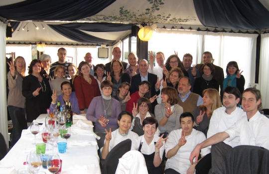 Galleria fotografica






Simone Padoan








La copertina del libro L'arte della Pizza di Simone Padoan, curato da Serena Dei per Gribaudo








Il Mini Cheese burger








La Marinara a tutta tradizione di Simone Padoan: pomodoro e aglio rosso








Alla voce L'innovazione - Profumo di mare, ecco la pizza Crudo di Gambero rosso








Il Viaggio in Giappone di Simone Padoan








I profumi della Terra di Simone Padoan: Dall'Orto d'Inverno








L'Orto Dolce di Simone Padoan








Quando la pizza diventa dolce: Sfoglia alle Pere Martin Sec








Idea di Rocher... Chiamalo Ambrogio... (come nella pubblicità Ferrero)








Ragazziiiii, a me gli occhi per favoreeeeeee






