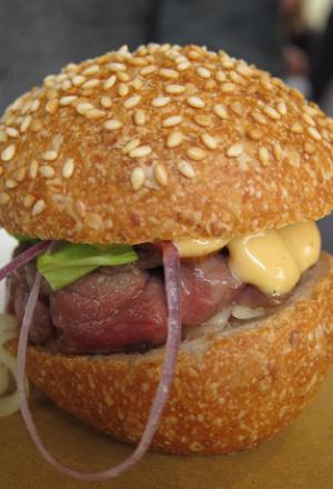 Galleria fotografica






Simone Padoan








La copertina del libro L'arte della Pizza di Simone Padoan, curato da Serena Dei per Gribaudo





