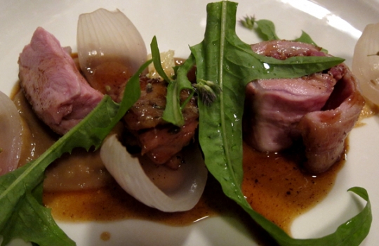 Galleria fotografica






Dietro alle quinte del Ratanà, telefono +39.02.87128855: Cesare Battisti e Giovanni Passerini prendono le misure tra loro, in una cucina che per il parigino è nuova. 








Alle 9 di sera tutti a tavola, si può incominciare a deliziarsi. Primo piatto ad arrivare in tavola i Ravioli di zucca, olio al mandarino, tartufi di mare e acetosella selvatica. La firma è di Giovanni Passerini.








Passerini cura anche la seconda portata: Pescatrice mais, zucchine, pomodori e pil pil al limone verde. Godurioso anche per la presenza insolita del mais, che di solito fa tanto insalata al bar ma che qui invece contrasta con dolcezza le note del limone.








Al riso irrompe Cesare Battisti e non vi poteva essere dubbi. Il suo Risotto con ragù d'anatra muta al ginepro, ribes e prezzemolo concentrato è gagliardo, maschio. Dopo la pescatrice, è come salire in vetta con una turbo-funivia. Grande gioco per tutti.





