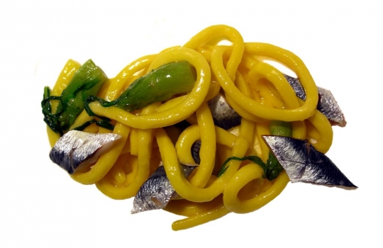 Galleria fotografica






Ravioli di latte di capra con funghi porcini alle erbe (1997)
La madre di tutte le paste ripiene craccobaronettiane.  Genesi 1997, in pieno fermento creativo alle Clivie. "E' il primo esempio di raviolo a bottone - rammenta Baronetto - Ricordo che andavo nel weekend a Giaveno, armato di tanica di plastica a comprare il latte di capra da un piccolo produttore. La cagliata era la farcia del raviolo: a contatto col caldo della cottura il ripieno si liquefaceva». Pasta ripiena d’estro ante-litteram. Un primo tornato in carta spesso negli anni milanesi. Prossimamente con asparagi verdi e tartufo nero (foto Italy behind the obvious)








Spaghetti fritti con composta di pomodoro e basilico fritto (2002)
Gli spaghetti sono cotti normalmente e poi fritti. Interessante la composta di pomodoro impigliata: si ottiene cucinando le solanacee interee in forno, su un letto di sale. Una volta scolate, ne rimane solo la polpa, un concentrato di gusto che poi si trita, condisce e incastra tra i rami di grano duro e il basilico fritto (Foto Bob Noto)








Rigatoni fritti, crema di broccolo e cozze (2003)
Anche qui, la pasta è cotta e poi fritta per un paio di minuti in padella, "come fosse una patatina". Troviamo così per la prima volta i rigatoni, un formato molto apprezzato da C&B: "E' per l'aria, per la cavità che racchiudono: sono belli e intrappolano il condimento, come dei mini-cannelloni" (Foto Bob Noto)








Garganelli d'uovo marinato alla amatriciana (2004)
I Garganelli al ragù sono la prima declinazione della tecnica dell'uovo marinato su un primo piatto: la denaturazione delle proteine del tuorlo, marinato nel sale e nello zucchero, origina una consistenza solida. E' l'affermazione dell'uovo come icona della cucina di Cracco. Dal 2004, la tecnica incontrerà numerose applicazioni ed evoluzioni: vedi il piatto in foto, oppure i celebri Spaghetti d’uovo marinato, ricci di mare e caffè (2009). E un terzo esempio ancora più recente alla fine di questa stessa gallery (foto Made in Photos)








Paccheri di gruyère (2004)
Un esempio di pasta non-pasta, un filone che negli anni ha coinvolto diversi cuochi (poco, a dire il vero, C&B). "Pasta non-pasta" perché, in questo caso, i paccheri non sono di grano duro ma di gruyère, formaggio svizzero. Il "pacchero" è servito su un'insalata. E' un piatto d'intermezzo, non confinabile al regno dei primi (Foto Bob Noto)





