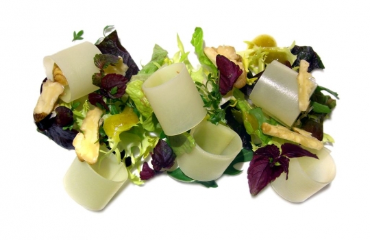 Galleria fotografica






Ravioli di latte di capra con funghi porcini alle erbe (1997)
La madre di tutte le paste ripiene craccobaronettiane.  Genesi 1997, in pieno fermento creativo alle Clivie. "E' il primo esempio di raviolo a bottone - rammenta Baronetto - Ricordo che andavo nel weekend a Giaveno, armato di tanica di plastica a comprare il latte di capra da un piccolo produttore. La cagliata era la farcia del raviolo: a contatto col caldo della cottura il ripieno si liquefaceva». Pasta ripiena d’estro ante-litteram. Un primo tornato in carta spesso negli anni milanesi. Prossimamente con asparagi verdi e tartufo nero (foto Italy behind the obvious)








Spaghetti fritti con composta di pomodoro e basilico fritto (2002)
Gli spaghetti sono cotti normalmente e poi fritti. Interessante la composta di pomodoro impigliata: si ottiene cucinando le solanacee interee in forno, su un letto di sale. Una volta scolate, ne rimane solo la polpa, un concentrato di gusto che poi si trita, condisce e incastra tra i rami di grano duro e il basilico fritto (Foto Bob Noto)








Rigatoni fritti, crema di broccolo e cozze (2003)
Anche qui, la pasta è cotta e poi fritta per un paio di minuti in padella, "come fosse una patatina". Troviamo così per la prima volta i rigatoni, un formato molto apprezzato da C&B: "E' per l'aria, per la cavità che racchiudono: sono belli e intrappolano il condimento, come dei mini-cannelloni" (Foto Bob Noto)








Garganelli d'uovo marinato alla amatriciana (2004)
I Garganelli al ragù sono la prima declinazione della tecnica dell'uovo marinato su un primo piatto: la denaturazione delle proteine del tuorlo, marinato nel sale e nello zucchero, origina una consistenza solida. E' l'affermazione dell'uovo come icona della cucina di Cracco. Dal 2004, la tecnica incontrerà numerose applicazioni ed evoluzioni: vedi il piatto in foto, oppure i celebri Spaghetti d’uovo marinato, ricci di mare e caffè (2009). E un terzo esempio ancora più recente alla fine di questa stessa gallery (foto Made in Photos)





