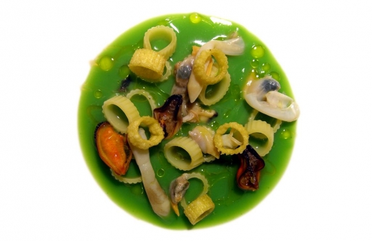 Galleria fotografica






Ravioli di latte di capra con funghi porcini alle erbe (1997)
La madre di tutte le paste ripiene craccobaronettiane.  Genesi 1997, in pieno fermento creativo alle Clivie. "E' il primo esempio di raviolo a bottone - rammenta Baronetto - Ricordo che andavo nel weekend a Giaveno, armato di tanica di plastica a comprare il latte di capra da un piccolo produttore. La cagliata era la farcia del raviolo: a contatto col caldo della cottura il ripieno si liquefaceva». Pasta ripiena d’estro ante-litteram. Un primo tornato in carta spesso negli anni milanesi. Prossimamente con asparagi verdi e tartufo nero (foto Italy behind the obvious)








Spaghetti fritti con composta di pomodoro e basilico fritto (2002)
Gli spaghetti sono cotti normalmente e poi fritti. Interessante la composta di pomodoro impigliata: si ottiene cucinando le solanacee interee in forno, su un letto di sale. Una volta scolate, ne rimane solo la polpa, un concentrato di gusto che poi si trita, condisce e incastra tra i rami di grano duro e il basilico fritto (Foto Bob Noto)





