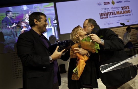 Galleria fotograficaViviana Varese, chef e titolare di Alice in via Adige a Milano, telefono +39.02.5462930, con Alfredo Zini, vice presidente della FipeGianluca Fusto, globetrotter del cioccolato, telefono +39.389.6916364, premiato come Pasticciere dell'Anno da Sara Peirone, responsabile Top Gastronomy di LavazzaClaudio Sadler, chef e patron del ristorante Sadler in via Ascanio Sforza 77 a Milano, telefono +39.02.58104451. Suo il premio Birra in cucina ricevuto dalle mani di Alfredo Pratolongo, responsabile Comunicazione e Affari Istituzionali di Heineken ItaliaSimone Padoan, titolare dei Tigli a San Bonifacio in provincia di Verona, telefono +39.045.6102606, padre della pizza gourmet e come tale premiato con il Petra Creativit&agrave; in cucina da Chiara Quaglia e Piero Gabrieli di Molino Quaglia
Franco Aliberti premiato da Paolo Caporossi, Marketing Manager Italia di S.Pellegrino, come miglior giovane nel panorama italiano. Appunto importante: dopo una vita come pasticciere, Franco all'Osteria Francescana si occuper&agrave; di primi piatti. Per i dessert c'&egrave; tempoMassimo Bottura con Nicola Baldrighi, presidente del Consorzio di tutela del Grana Padano. La faraona dolce-salata dello chef-patron dell'Osteria Francecana, in via Stella a Modena, telefono +39.059.210118, &egrave; stata giudicata il Piatto dell'AnnoDue famiglie per un premio: Matteo e Camilla Lunelli, titolari della trentina Cantine Ferrari, con Chicco e Bobo Cerea, Famiglia dell'Anno 2012, alla testa del ristorante Da Vittorio a Brusaporto in provincia di Bergamo, telefono +39.035.681024
Missy Robbins &egrave; la straordinaria guida di ben due locali che a New York si chiamano A Voce, sulla Madison e sulla Park. Quest'anno a Milano, Missy &egrave; stata premiata da Manfredi Barbera, titolare dei Premiati Oleifici Barbera, per avere esaltato la&nbsp; Tipicit&agrave; italiana in cucinaNiko Romito, faro del Reale Casadonna nella nuova sede di Castel di Sangro in provincia dell'Aquila, telefono +39.0864.69382, &egrave; il Cuoco dell'Anno Nino Negri secondo noi di Identit&agrave; GoloseAlessandro Gilmozzi, chef e patron del Molin a Cavalese in provincia di Trento, telefono +39.0462.340074, premiato da Giovanni Minetti, direttore generale di Fontanafredda - Mirafiore, perch&eacute; il miglior Artigiano della gola dell'anno 2012Aimo e Nadia Moroni, toscani trapiantati a MIlano da oltre mezzo secolo, alla guida del Luogo di Aimo e Nadia in via Montecuccoli, telefono +39.02.02.416886Aimo Moroni &egrave; stato festeggiato proponendo pi&ugrave; versioni dei suoi celebri Spaghetti al cipollotto e peperoncino frescoFoto ricordo per tutti coloro che vivono, lavoreano e stimano profondamente Aimo e Nadia Moroni. Da destra verso sinistra, si riconoscono Corrado Assenza, Alessandro Negrini, Fabio Pisani, Aimo, Massimiliano Alajmo, Stefania Moroni, Nicola Dell'Agnolo, Nadia Moroni, Gianluca Fusto, Federico Graziani...Rodrigo Oliveira, del Mocot&ograve; a San Paolo in Brasile, con il quadro che ogni anno viene donato a tutti i relatori per avere contribuito, con la loro presenza, al successo di Identit&agrave; Golose. Di edizione in edizione cambia la frase-simbolo, quest'anno uscita dalla mente di Antonio Albanese: "La sperimentazione ha lo stesso valore della tradizione ed entrambe prendono forza l'una dall'altra, mentre di indeboliscono se percorrono binari troppo divergenti, che non si incontrano mai".Paolo Marchi tra Cristina e Alessandro Guidi, fondatori e titolari di Caraiba a Zola Predosa a pochi chilometri da Bologna, telefono +39.051.6166983
