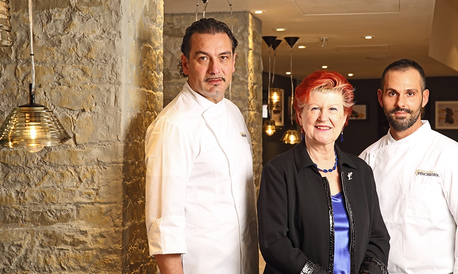 Galleria fotograficaLa sala del ristorante al lower ground floor, piano -1, di Harrods, teatro di Stelle di Stelle, 5 mesi di grande cucina italiana a LondraCarlo Cracco (Ristorante Cracco, Milano) - Risotto al pomodoro verde, pinoli tostatiCarlo Cracco - Tartare di manzo con tuorlo d'uovo marinato, tartufo bianco e mela cotognaCarlo Cracco - Cioccolato bruciato e dessert al prezzemoloCarlo Cracco - Filetto di vitello alla Rossini con foie gras, tartufo nero, spinaci e salsa al MarsalaChicco Cerea (Da Vittorio, Brusaporto, Bergamo) - Crema d'avocado con noci macadamia caramellate e sorbetto di yogurtChicco Cerea - Acciughe del Cantabrico, salsa di tonno e nocciole del PiemonteChicco Cerea - Polentina soffice con robiola di Roccaverano, tartufo bianco e salsa di Grana PadanoChicco Cerea, chef del ristorante Da Vittorio di Brusaporto, Bergamo, 3 stelle MichelinEnrico Crippa (Piazza Duomo, Alba, Cuneo) - Crema di patate d&rsquo;Alta Langa, uovo di quaglia al lapsang souchongEnrico Crippa - Vitello tonnatoGennaro Esposito&nbsp;(La Torre del Saracino, Vico Equense, Napoli) - Passeggiata vicanaGennaro Esposito - Zuppetta di olive nocellara del Belice e mandorle, purea di finocchi e pesce bandiera &ldquo;anni Ottanta"I ragazzi della brigata della Torre del Saracino(Enoteca Pinchiorri,&nbsp;Firenze) - Carr&eacute; d'agnello in crosta d'aglio e timo con polenta incatenata al cavolo neroEnoteca Pinchiorri - Fusilli al ferretto con carciofi, scampi e polvere di liquiriziaEnoteca Pinchiorri - Pane, cioccolato, olio e saleEnoteca Pinchiorri -&nbsp;Carr&eacute; d'agnello in crosta d'aglio e timo con polenta incatenata al cavolo nero