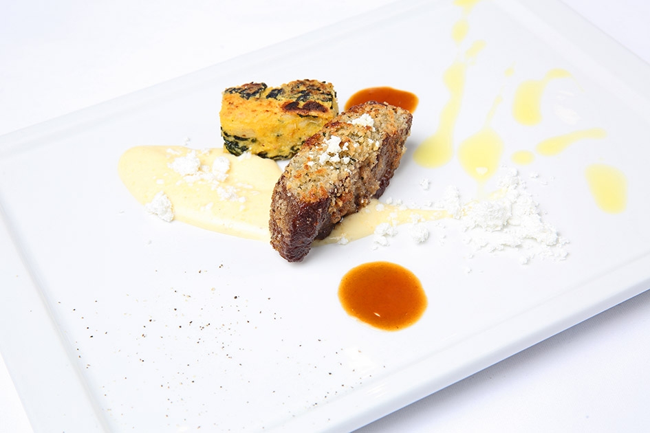 Galleria fotograficaLa sala del ristorante al lower ground floor, piano -1, di Harrods, teatro di Stelle di Stelle, 5 mesi di grande cucina italiana a LondraCarlo Cracco (Ristorante Cracco, Milano) - Risotto al pomodoro verde, pinoli tostatiCarlo Cracco - Tartare di manzo con tuorlo d'uovo marinato, tartufo bianco e mela cotognaCarlo Cracco - Cioccolato bruciato e dessert al prezzemoloCarlo Cracco - Filetto di vitello alla Rossini con foie gras, tartufo nero, spinaci e salsa al MarsalaChicco Cerea (Da Vittorio, Brusaporto, Bergamo) - Crema d'avocado con noci macadamia caramellate e sorbetto di yogurtChicco Cerea - Acciughe del Cantabrico, salsa di tonno e nocciole del PiemonteChicco Cerea - Polentina soffice con robiola di Roccaverano, tartufo bianco e salsa di Grana PadanoChicco Cerea, chef del ristorante Da Vittorio di Brusaporto, Bergamo, 3 stelle MichelinEnrico Crippa (Piazza Duomo, Alba, Cuneo) - Crema di patate d&rsquo;Alta Langa, uovo di quaglia al lapsang souchongEnrico Crippa - Vitello tonnatoGennaro Esposito&nbsp;(La Torre del Saracino, Vico Equense, Napoli) - Passeggiata vicanaGennaro Esposito - Zuppetta di olive nocellara del Belice e mandorle, purea di finocchi e pesce bandiera &ldquo;anni Ottanta"I ragazzi della brigata della Torre del Saracino(Enoteca Pinchiorri,&nbsp;Firenze) - Carr&eacute; d'agnello in crosta d'aglio e timo con polenta incatenata al cavolo neroEnoteca Pinchiorri - Fusilli al ferretto con carciofi, scampi e polvere di liquiriziaEnoteca Pinchiorri - Pane, cioccolato, olio e sale