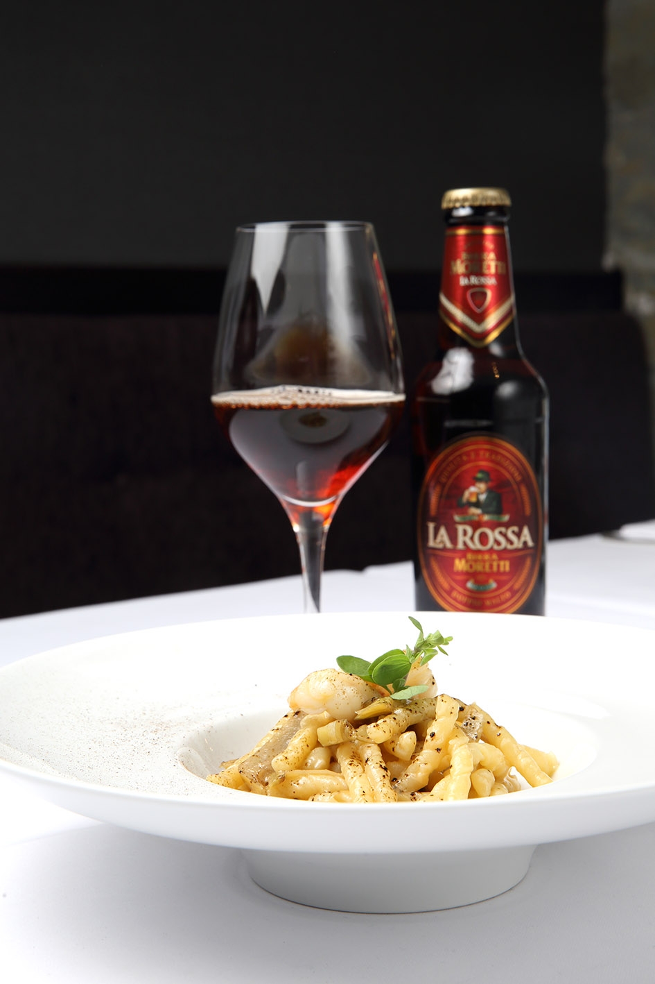 Galleria fotograficaLa sala del ristorante al lower ground floor, piano -1, di Harrods, teatro di Stelle di Stelle, 5 mesi di grande cucina italiana a LondraCarlo Cracco (Ristorante Cracco, Milano) - Risotto al pomodoro verde, pinoli tostatiCarlo Cracco - Tartare di manzo con tuorlo d'uovo marinato, tartufo bianco e mela cotognaCarlo Cracco - Cioccolato bruciato e dessert al prezzemoloCarlo Cracco - Filetto di vitello alla Rossini con foie gras, tartufo nero, spinaci e salsa al MarsalaChicco Cerea (Da Vittorio, Brusaporto, Bergamo) - Crema d'avocado con noci macadamia caramellate e sorbetto di yogurtChicco Cerea - Acciughe del Cantabrico, salsa di tonno e nocciole del PiemonteChicco Cerea - Polentina soffice con robiola di Roccaverano, tartufo bianco e salsa di Grana PadanoChicco Cerea, chef del ristorante Da Vittorio di Brusaporto, Bergamo, 3 stelle MichelinEnrico Crippa (Piazza Duomo, Alba, Cuneo) - Crema di patate d&rsquo;Alta Langa, uovo di quaglia al lapsang souchongEnrico Crippa - Vitello tonnatoGennaro Esposito&nbsp;(La Torre del Saracino, Vico Equense, Napoli) - Passeggiata vicanaGennaro Esposito - Zuppetta di olive nocellara del Belice e mandorle, purea di finocchi e pesce bandiera &ldquo;anni Ottanta"I ragazzi della brigata della Torre del Saracino(Enoteca Pinchiorri,&nbsp;Firenze) - Carr&eacute; d'agnello in crosta d'aglio e timo con polenta incatenata al cavolo nero