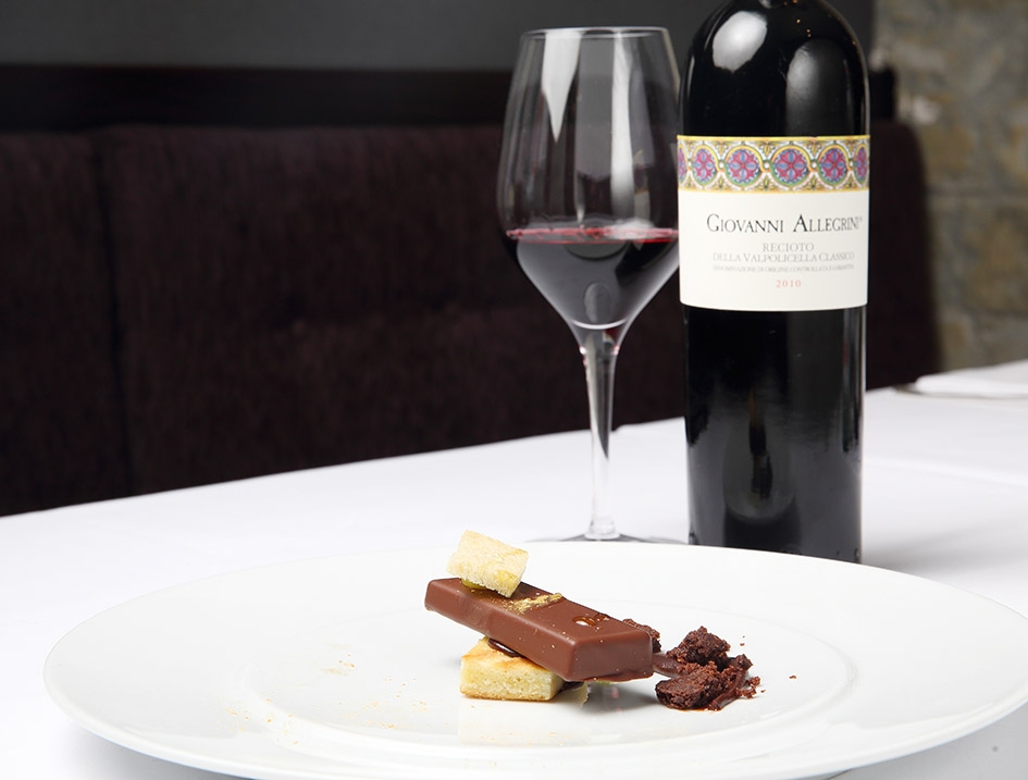 Galleria fotograficaLa sala del ristorante al lower ground floor, piano -1, di Harrods, teatro di Stelle di Stelle, 5 mesi di grande cucina italiana a LondraCarlo Cracco (Ristorante Cracco, Milano) - Risotto al pomodoro verde, pinoli tostatiCarlo Cracco - Tartare di manzo con tuorlo d'uovo marinato, tartufo bianco e mela cotognaCarlo Cracco - Cioccolato bruciato e dessert al prezzemoloCarlo Cracco - Filetto di vitello alla Rossini con foie gras, tartufo nero, spinaci e salsa al MarsalaChicco Cerea (Da Vittorio, Brusaporto, Bergamo) - Crema d'avocado con noci macadamia caramellate e sorbetto di yogurtChicco Cerea - Acciughe del Cantabrico, salsa di tonno e nocciole del PiemonteChicco Cerea - Polentina soffice con robiola di Roccaverano, tartufo bianco e salsa di Grana PadanoChicco Cerea, chef del ristorante Da Vittorio di Brusaporto, Bergamo, 3 stelle MichelinEnrico Crippa (Piazza Duomo, Alba, Cuneo) - Crema di patate d&rsquo;Alta Langa, uovo di quaglia al lapsang souchongEnrico Crippa - Vitello tonnatoGennaro Esposito&nbsp;(La Torre del Saracino, Vico Equense, Napoli) - Passeggiata vicanaGennaro Esposito - Zuppetta di olive nocellara del Belice e mandorle, purea di finocchi e pesce bandiera &ldquo;anni Ottanta"I ragazzi della brigata della Torre del Saracino(Enoteca Pinchiorri,&nbsp;Firenze) - Carr&eacute; d'agnello in crosta d'aglio e timo con polenta incatenata al cavolo neroEnoteca Pinchiorri - Fusilli al ferretto con carciofi, scampi e polvere di liquirizia