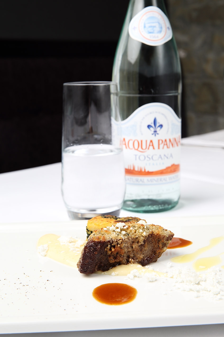 Galleria fotograficaLa sala del ristorante al lower ground floor, piano -1, di Harrods, teatro di Stelle di Stelle, 5 mesi di grande cucina italiana a LondraCarlo Cracco (Ristorante Cracco, Milano) - Risotto al pomodoro verde, pinoli tostatiCarlo Cracco - Tartare di manzo con tuorlo d'uovo marinato, tartufo bianco e mela cotognaCarlo Cracco - Cioccolato bruciato e dessert al prezzemoloCarlo Cracco - Filetto di vitello alla Rossini con foie gras, tartufo nero, spinaci e salsa al MarsalaChicco Cerea (Da Vittorio, Brusaporto, Bergamo) - Crema d'avocado con noci macadamia caramellate e sorbetto di yogurtChicco Cerea - Acciughe del Cantabrico, salsa di tonno e nocciole del PiemonteChicco Cerea - Polentina soffice con robiola di Roccaverano, tartufo bianco e salsa di Grana PadanoChicco Cerea, chef del ristorante Da Vittorio di Brusaporto, Bergamo, 3 stelle MichelinEnrico Crippa (Piazza Duomo, Alba, Cuneo) - Crema di patate d&rsquo;Alta Langa, uovo di quaglia al lapsang souchongEnrico Crippa - Vitello tonnatoGennaro Esposito&nbsp;(La Torre del Saracino, Vico Equense, Napoli) - Passeggiata vicanaGennaro Esposito - Zuppetta di olive nocellara del Belice e mandorle, purea di finocchi e pesce bandiera &ldquo;anni Ottanta"I ragazzi della brigata della Torre del Saracino