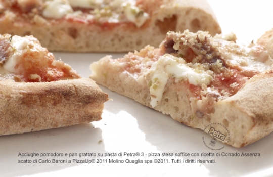 Galleria fotograficaSimone Padoan, Pizza up 2011 a Vighizzolo d'Esta (Padova).La pIzza Mozzarella di bufala doppia, marmellata di pompelmo rosa, peperoni agrodolci.La Pizza Cozze e ceci, ricotta di capra, scorza di limone bio.Il Pizz'ino, la cornice brevettata da Giuseppe Giordano per cucinare le sue pizze, come quella nella foto a seguire, con le patate e lo sgombro.La pizza con Patate a rondelle, sgombro cotto in extravergine, origano, capperi desalati, poco fiordilatte.Pizza Baccal&agrave; e cavolfiore con timo.Beniamino Bilali e la Pizza pomodoro, acciughe, mozzarella di bufala, pan grattato tostato, origano, zenzero fresco, scorza e succo di limone.