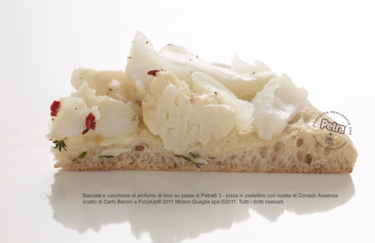 Galleria fotograficaSimone Padoan, Pizza up 2011 a Vighizzolo d'Esta (Padova).La pIzza Mozzarella di bufala doppia, marmellata di pompelmo rosa, peperoni agrodolci.La Pizza Cozze e ceci, ricotta di capra, scorza di limone bio.Il Pizz'ino, la cornice brevettata da Giuseppe Giordano per cucinare le sue pizze, come quella nella foto a seguire, con le patate e lo sgombro.La pizza con Patate a rondelle, sgombro cotto in extravergine, origano, capperi desalati, poco fiordilatte.
