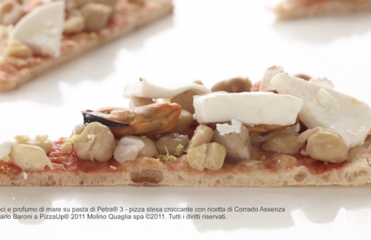 Galleria fotograficaSimone Padoan, Pizza up 2011 a Vighizzolo d'Esta (Padova).La pIzza Mozzarella di bufala doppia, marmellata di pompelmo rosa, peperoni agrodolci.