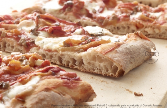 Galleria fotograficaSimone Padoan, Pizza up 2011 a Vighizzolo d'Esta (Padova).La pIzza Mozzarella di bufala doppia, marmellata di pompelmo rosa, peperoni agrodolci.La Pizza Cozze e ceci, ricotta di capra, scorza di limone bio.Il Pizz'ino, la cornice brevettata da Giuseppe Giordano per cucinare le sue pizze, come quella nella foto a seguire, con le patate e lo sgombro.La pizza con Patate a rondelle, sgombro cotto in extravergine, origano, capperi desalati, poco fiordilatte.Pizza Baccal&agrave; e cavolfiore con timo.Beniamino Bilali e la Pizza pomodoro, acciughe, mozzarella di bufala, pan grattato tostato, origano, zenzero fresco, scorza e succo di limone.Pizza Pomodoro, acciughe, mozzarella di bufala, pan grattato tostato, origano, zenzero fresco, scorza e succo di limone.La Pizza al metro, con pomodoro e peperoni grigliati, mozzarella di bufala e olive schiacciate, presentata mercoled&igrave; 23 novembre a Pizza up 2011.