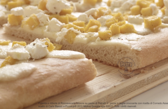 Galleria fotograficaSimone Padoan, Pizza up 2011 a Vighizzolo d'Esta (Padova).La pIzza Mozzarella di bufala doppia, marmellata di pompelmo rosa, peperoni agrodolci.La Pizza Cozze e ceci, ricotta di capra, scorza di limone bio.Il Pizz'ino, la cornice brevettata da Giuseppe Giordano per cucinare le sue pizze, come quella nella foto a seguire, con le patate e lo sgombro.La pizza con Patate a rondelle, sgombro cotto in extravergine, origano, capperi desalati, poco fiordilatte.Pizza Baccal&agrave; e cavolfiore con timo.Beniamino Bilali e la Pizza pomodoro, acciughe, mozzarella di bufala, pan grattato tostato, origano, zenzero fresco, scorza e succo di limone.Pizza Pomodoro, acciughe, mozzarella di bufala, pan grattato tostato, origano, zenzero fresco, scorza e succo di limone.La Pizza al metro, con pomodoro e peperoni grigliati, mozzarella di bufala e olive schiacciate, presentata mercoled&igrave; 23 novembre a Pizza up 2011.Pizza Pomodoro e peperoni grigliati, mozzarella di bufala e olive schiacciate.Corrado Assenza e Marco Valletta a Pizza up 2011.Pizza Pomodoro, mozzarella di bufala, porro, olive e pomodoro secco.