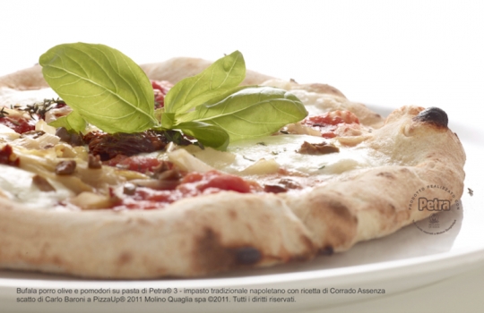Galleria fotograficaSimone Padoan, Pizza up 2011 a Vighizzolo d'Esta (Padova).La pIzza Mozzarella di bufala doppia, marmellata di pompelmo rosa, peperoni agrodolci.La Pizza Cozze e ceci, ricotta di capra, scorza di limone bio.Il Pizz'ino, la cornice brevettata da Giuseppe Giordano per cucinare le sue pizze, come quella nella foto a seguire, con le patate e lo sgombro.La pizza con Patate a rondelle, sgombro cotto in extravergine, origano, capperi desalati, poco fiordilatte.Pizza Baccal&agrave; e cavolfiore con timo.Beniamino Bilali e la Pizza pomodoro, acciughe, mozzarella di bufala, pan grattato tostato, origano, zenzero fresco, scorza e succo di limone.Pizza Pomodoro, acciughe, mozzarella di bufala, pan grattato tostato, origano, zenzero fresco, scorza e succo di limone.La Pizza al metro, con pomodoro e peperoni grigliati, mozzarella di bufala e olive schiacciate, presentata mercoled&igrave; 23 novembre a Pizza up 2011.Pizza Pomodoro e peperoni grigliati, mozzarella di bufala e olive schiacciate.Corrado Assenza e Marco Valletta a Pizza up 2011.