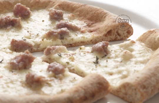 Galleria fotograficaSimone Padoan, Pizza up 2011 a Vighizzolo d'Esta (Padova).La pIzza Mozzarella di bufala doppia, marmellata di pompelmo rosa, peperoni agrodolci.La Pizza Cozze e ceci, ricotta di capra, scorza di limone bio.Il Pizz'ino, la cornice brevettata da Giuseppe Giordano per cucinare le sue pizze, come quella nella foto a seguire, con le patate e lo sgombro.La pizza con Patate a rondelle, sgombro cotto in extravergine, origano, capperi desalati, poco fiordilatte.Pizza Baccal&agrave; e cavolfiore con timo.Beniamino Bilali e la Pizza pomodoro, acciughe, mozzarella di bufala, pan grattato tostato, origano, zenzero fresco, scorza e succo di limone.Pizza Pomodoro, acciughe, mozzarella di bufala, pan grattato tostato, origano, zenzero fresco, scorza e succo di limone.La Pizza al metro, con pomodoro e peperoni grigliati, mozzarella di bufala e olive schiacciate, presentata mercoled&igrave; 23 novembre a Pizza up 2011.Pizza Pomodoro e peperoni grigliati, mozzarella di bufala e olive schiacciate.Corrado Assenza e Marco Valletta a Pizza up 2011.Pizza Pomodoro, mozzarella di bufala, porro, olive e pomodoro secco.Pizza Polenta e robiola di Roccaverano Arbiora.Renato Bosco e la Pizza romana alla palacon carciofi alla giudia, pecorino e pepe nero macinato al momento.Pizza Carciofi (alla giudia), pecorino e pepe nero macinato al momento.