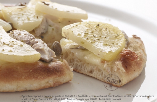 Galleria fotograficaSimone Padoan, Pizza up 2011 a Vighizzolo d'Esta (Padova).La pIzza Mozzarella di bufala doppia, marmellata di pompelmo rosa, peperoni agrodolci.La Pizza Cozze e ceci, ricotta di capra, scorza di limone bio.Il Pizz'ino, la cornice brevettata da Giuseppe Giordano per cucinare le sue pizze, come quella nella foto a seguire, con le patate e lo sgombro.