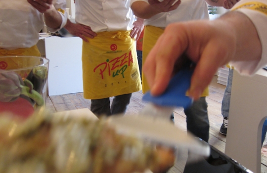 Galleria fotograficaSimone Padoan, Pizza up 2011 a Vighizzolo d'Esta (Padova).La pIzza Mozzarella di bufala doppia, marmellata di pompelmo rosa, peperoni agrodolci.La Pizza Cozze e ceci, ricotta di capra, scorza di limone bio.Il Pizz'ino, la cornice brevettata da Giuseppe Giordano per cucinare le sue pizze, come quella nella foto a seguire, con le patate e lo sgombro.La pizza con Patate a rondelle, sgombro cotto in extravergine, origano, capperi desalati, poco fiordilatte.Pizza Baccal&agrave; e cavolfiore con timo.Beniamino Bilali e la Pizza pomodoro, acciughe, mozzarella di bufala, pan grattato tostato, origano, zenzero fresco, scorza e succo di limone.Pizza Pomodoro, acciughe, mozzarella di bufala, pan grattato tostato, origano, zenzero fresco, scorza e succo di limone.La Pizza al metro, con pomodoro e peperoni grigliati, mozzarella di bufala e olive schiacciate, presentata mercoled&igrave; 23 novembre a Pizza up 2011.Pizza Pomodoro e peperoni grigliati, mozzarella di bufala e olive schiacciate.Corrado Assenza e Marco Valletta a Pizza up 2011.Pizza Pomodoro, mozzarella di bufala, porro, olive e pomodoro secco.Pizza Polenta e robiola di Roccaverano Arbiora.Renato Bosco e la Pizza romana alla palacon carciofi alla giudia, pecorino e pepe nero macinato al momento.Pizza Carciofi (alla giudia), pecorino e pepe nero macinato al momento.