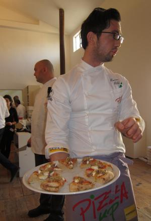 Galleria fotograficaSimone Padoan, Pizza up 2011 a Vighizzolo d'Esta (Padova).La pIzza Mozzarella di bufala doppia, marmellata di pompelmo rosa, peperoni agrodolci.La Pizza Cozze e ceci, ricotta di capra, scorza di limone bio.Il Pizz'ino, la cornice brevettata da Giuseppe Giordano per cucinare le sue pizze, come quella nella foto a seguire, con le patate e lo sgombro.La pizza con Patate a rondelle, sgombro cotto in extravergine, origano, capperi desalati, poco fiordilatte.Pizza Baccal&agrave; e cavolfiore con timo.