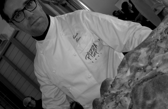 Galleria fotograficaSimone Padoan, Pizza up 2011 a Vighizzolo d'Esta (Padova).La pIzza Mozzarella di bufala doppia, marmellata di pompelmo rosa, peperoni agrodolci.La Pizza Cozze e ceci, ricotta di capra, scorza di limone bio.Il Pizz'ino, la cornice brevettata da Giuseppe Giordano per cucinare le sue pizze, come quella nella foto a seguire, con le patate e lo sgombro.La pizza con Patate a rondelle, sgombro cotto in extravergine, origano, capperi desalati, poco fiordilatte.Pizza Baccal&agrave; e cavolfiore con timo.Beniamino Bilali e la Pizza pomodoro, acciughe, mozzarella di bufala, pan grattato tostato, origano, zenzero fresco, scorza e succo di limone.Pizza Pomodoro, acciughe, mozzarella di bufala, pan grattato tostato, origano, zenzero fresco, scorza e succo di limone.La Pizza al metro, con pomodoro e peperoni grigliati, mozzarella di bufala e olive schiacciate, presentata mercoled&igrave; 23 novembre a Pizza up 2011.Pizza Pomodoro e peperoni grigliati, mozzarella di bufala e olive schiacciate.Corrado Assenza e Marco Valletta a Pizza up 2011.Pizza Pomodoro, mozzarella di bufala, porro, olive e pomodoro secco.Pizza Polenta e robiola di Roccaverano Arbiora.