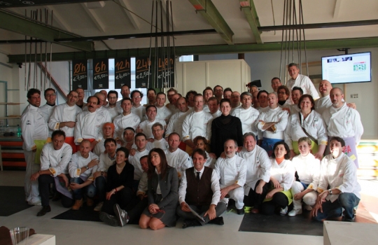 Galleria fotograficaSimone Padoan, Pizza up 2011 a Vighizzolo d'Esta (Padova).La pIzza Mozzarella di bufala doppia, marmellata di pompelmo rosa, peperoni agrodolci.La Pizza Cozze e ceci, ricotta di capra, scorza di limone bio.Il Pizz'ino, la cornice brevettata da Giuseppe Giordano per cucinare le sue pizze, come quella nella foto a seguire, con le patate e lo sgombro.La pizza con Patate a rondelle, sgombro cotto in extravergine, origano, capperi desalati, poco fiordilatte.Pizza Baccal&agrave; e cavolfiore con timo.Beniamino Bilali e la Pizza pomodoro, acciughe, mozzarella di bufala, pan grattato tostato, origano, zenzero fresco, scorza e succo di limone.Pizza Pomodoro, acciughe, mozzarella di bufala, pan grattato tostato, origano, zenzero fresco, scorza e succo di limone.La Pizza al metro, con pomodoro e peperoni grigliati, mozzarella di bufala e olive schiacciate, presentata mercoled&igrave; 23 novembre a Pizza up 2011.Pizza Pomodoro e peperoni grigliati, mozzarella di bufala e olive schiacciate.Corrado Assenza e Marco Valletta a Pizza up 2011.Pizza Pomodoro, mozzarella di bufala, porro, olive e pomodoro secco.Pizza Polenta e robiola di Roccaverano Arbiora.Renato Bosco e la Pizza romana alla palacon carciofi alla giudia, pecorino e pepe nero macinato al momento.Pizza Carciofi (alla giudia), pecorino e pepe nero macinato al momento.Pizza Fiordilatte, pasta di salsiccia di suino macelleria Cazzamali.