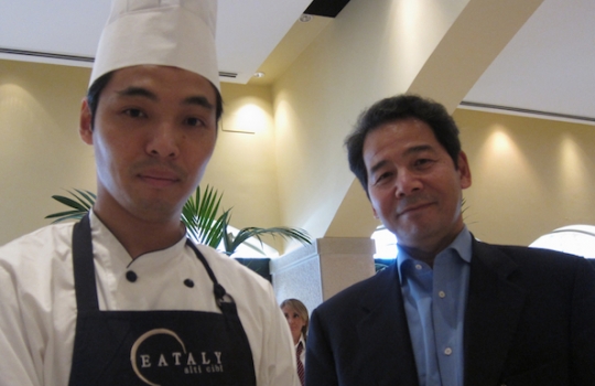 Galleria fotograficaParticolare della giacca da cuoca di Antonella Millarte, gastronoma, appassionata sostenitrice della causa della qualit&agrave; dell'agro-alimentare pugliese. Ha presentato l'intera giornata di Qoco 2011 alla Tenuta Cocevola ad Andria