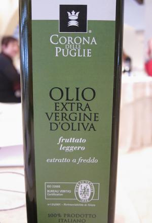 Galleria fotograficaParticolare della giacca da cuoca di Antonella Millarte, gastronoma, appassionata sostenitrice della causa della qualit&agrave; dell'agro-alimentare pugliese. Ha presentato l'intera giornata di Qoco 2011 alla Tenuta Cocevola ad AndriaLo chef Ishii Hidenao e il giornalista Shingeru Haiashi, socio di Eataly in Giappone
Posate surgelate per il sashimiL'Insalata di orata cruda di Ishii Hidenao