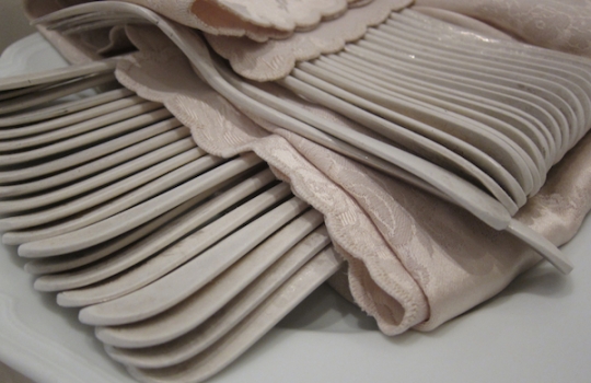 Galleria fotograficaParticolare della giacca da cuoca di Antonella Millarte, gastronoma, appassionata sostenitrice della causa della qualit&agrave; dell'agro-alimentare pugliese. Ha presentato l'intera giornata di Qoco 2011 alla Tenuta Cocevola ad AndriaLo chef Ishii Hidenao e il giornalista Shingeru Haiashi, socio di Eataly in Giappone
