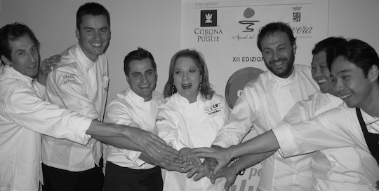 Galleria fotograficaParticolare della giacca da cuoca di Antonella Millarte, gastronoma, appassionata sostenitrice della causa della qualit&agrave; dell'agro-alimentare pugliese. Ha presentato l'intera giornata di Qoco 2011 alla Tenuta Cocevola ad AndriaLo chef Ishii Hidenao e il giornalista Shingeru Haiashi, socio di Eataly in Giappone
Posate surgelate per il sashimiL'Insalata di orata cruda di Ishii HidenaoYuko Suyama, giornalista giapponese da tempo trapiantata a MilanoAntonella Millarte con Bill Knott, Elisabeth Minchilli e Lucy GordanLa Calamarata con ceci neri, gamberi crudi e bottarga di muggine di Alex Pilas, il responsabile di tutta la ristorazione di Eataly New York. Alle sue dipendenze oltre 400 personeAlex Pilas con Luciana Doronzo (Regione Puglia)Oscar Farinetti a Qoco 2011L'occhio di Elvio Gorelli, telereporter brindisino, da tempo residente nel Canton Ticino
Il Baccal&agrave; Gadus Morhua su pinzimonio invernale, zimino di bietole e olio extravergine d'oliva cultivar Coratina, secondo di pesce di Enrico PaneroSempre lo straordinario baccal&agrave; di Enrico PaneroUna singlolare immagine a incastro tra Enrico Panero, chef del Marin, il ristorante di Eataly a Genova, e Gianluca Biscalchin, autore e illustratoreEnrico Panero, piemontese di Fossano (Cuneo), 25 anni a gennaio 2012Faith Willinger, giornalista statunitense che ha trovato la sua America in Toscana, a Firenze a voler essere precisiLo Stracotto de La Granda al cucchiaio su passata di patate di montagna e olio extra vergine d'oliva cultivar Coratina, secondo di carne di Ugo AlciatiUgo Alciati, chef da Guido a Pollenzo, uno dei tre ristoranti stellati dei fratelli AlciatiLucy Gordan, giornalista statunitense da tempo stregata dall'ItaliaCristiana Ceci, giornalista (e marchigiana di Ascoli Piceno)Felice Sgarra, chef del ristorante Umami, tra il sindaco di Andria Nicola Giorgino e l'assessore al marketing territoriale Benedetto MisciosciaMillefoglie all'extravergine cultivar Coratina con mousse di patate e ricotta su gelatina di mele cotogne e mandorle di Toritto pralinate, dessert di Felice Sgarra, chef andriese (anche di nascita)