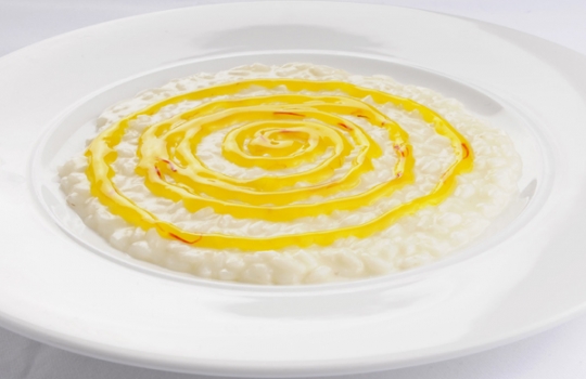 Galleria fotograficaAppetizer di Nuno Mendes, Spaghetti di patate con calamariSpaghetti freddi, sedano, uova di aringa, anice di Paolo LoprioreGli attrezzi del mesterie di Davide ScabinPasta sushi Com.Bar di Davide Scabin