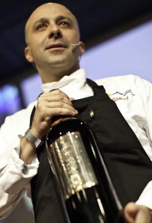 Galleria fotograficaViviana Varese, chef e titolare di Alice in via Adige a Milano, telefono +39.02.5462930, con Alfredo Zini, vice presidente della FipeGianluca Fusto, globetrotter del cioccolato, telefono +39.389.6916364, premiato come Pasticciere dell'Anno da Sara Peirone, responsabile Top Gastronomy di LavazzaClaudio Sadler, chef e patron del ristorante Sadler in via Ascanio Sforza 77 a Milano, telefono +39.02.58104451. Suo il premio Birra in cucina ricevuto dalle mani di Alfredo Pratolongo, responsabile Comunicazione e Affari Istituzionali di Heineken ItaliaSimone Padoan, titolare dei Tigli a San Bonifacio in provincia di Verona, telefono +39.045.6102606, padre della pizza gourmet e come tale premiato con il Petra Creativit&agrave; in cucina da Chiara Quaglia e Piero Gabrieli di Molino Quaglia
Franco Aliberti premiato da Paolo Caporossi, Marketing Manager Italia di S.Pellegrino, come miglior giovane nel panorama italiano. Appunto importante: dopo una vita come pasticciere, Franco all'Osteria Francescana si occuper&agrave; di primi piatti. Per i dessert c'&egrave; tempoMassimo Bottura con Nicola Baldrighi, presidente del Consorzio di tutela del Grana Padano. La faraona dolce-salata dello chef-patron dell'Osteria Francecana, in via Stella a Modena, telefono +39.059.210118, &egrave; stata giudicata il Piatto dell'AnnoDue famiglie per un premio: Matteo e Camilla Lunelli, titolari della trentina Cantine Ferrari, con Chicco e Bobo Cerea, Famiglia dell'Anno 2012, alla testa del ristorante Da Vittorio a Brusaporto in provincia di Bergamo, telefono +39.035.681024
Missy Robbins &egrave; la straordinaria guida di ben due locali che a New York si chiamano A Voce, sulla Madison e sulla Park. Quest'anno a Milano, Missy &egrave; stata premiata da Manfredi Barbera, titolare dei Premiati Oleifici Barbera, per avere esaltato la&nbsp; Tipicit&agrave; italiana in cucina