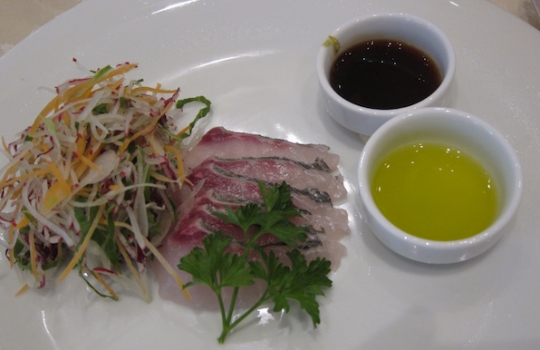 Galleria fotograficaParticolare della giacca da cuoca di Antonella Millarte, gastronoma, appassionata sostenitrice della causa della qualit&agrave; dell'agro-alimentare pugliese. Ha presentato l'intera giornata di Qoco 2011 alla Tenuta Cocevola ad AndriaLo chef Ishii Hidenao e il giornalista Shingeru Haiashi, socio di Eataly in Giappone
Posate surgelate per il sashimi