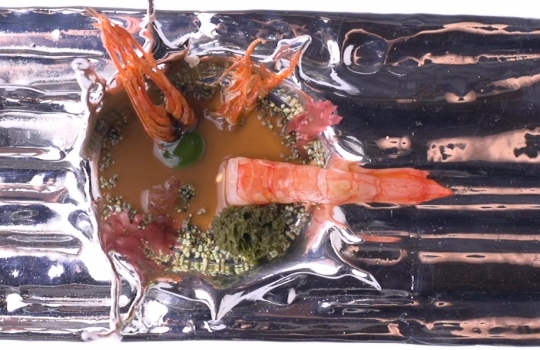 Galleria fotografica






Le prove generali








Prove del primo atto: al centro, il Bonsai di pica-pica


















Comincia la nostra esperienza: occhio all'indirizzo del centro Arts Santa Monica








Fuori staziona il van di Girona con tutto il nécessaire commestibile








Dentro, la targa coi ringraziamenti a tutti coloro che hanno lavorato al progetto








Per arrivare al set dell'opera si attraversa una mostra che proietta in oblò teaser coi motivi anticipatori di quel che troveremo dentro








Un altro teaser








Il set prima delle trasmissioni













Si parte








Una spirale ci introduce al viaggio








Al centro del tavolo, nascosto tra bonsai (un classico rochiano), pica-pica di bon bon rappresentativi di vari paesi: cevice peruviano, guacamole messicano, cous-cous marocchino...








Commensali spiazzati








Il sogno ha inizio: l'atto primo mette in tavola la Luna, sfere di tartufo bianco e nero con distillato terrestre








Intorno, un video di Franc Aleu, le musiche di Luca Francesconi e il tableware di Taller Luesma Vega








La luna








Atto secondo: lo spazio








Piatto dello spazio: aria di fichi di Cap de Creus








C'è un calice diverso per ogni atto: si passa dal cava agli champagne, dall'Armagnac ai Rioja a semplici gocce di distillati, versati anche sulla mano








Intorno, un altro splendido 3D di Franc Aleu, con le musiche di Sergi Caballero, Pedro Alcade








E' l'ofiuco, il tredicesimo segno zodiacale, tema del terzo atto













Atto quarto: Under the Sea, il set  diventa uno scenario sottomarino (vedi video 1)













E a tavola arriva una composizione golosissima di piatti di mare, servita in sculture di Pere Gifre e Dani Molina: vellutata di ricci grigliati, anemoni impanati, parmentier di octopus, marinata di frutti di mare e cirripedi













Tra un atto e l'altro, la voce calma di Josep Roca


















Atto Quinto, il Giardino delle Esperidi, dal sapore orientale: nel piatto, un fiore Mandala con limone, curry, bietole, mango, cocco, finocchio, yogurt, cannella, cardamomo, menta, zenzero, pepe, fiori, carciofi e agnello













Atto Sesto: il Corteggiamento













Motivi Yin Yang ovunque: nelle musiche di Albert Guinovart, nei video di Franc Aleu. E nel piatto dei Roca: Ostriche marinate in sherry Palo Cortado, salsa di ostriche, aglio bianco e nero








Ci si prepara ai fuochi d'artificio del settimo atto. I 12 camerieri si avvertono appena, se non quando illuminati dalle scenografie








Atto sette: i piatti sono creazioni ispirate ai fossili di Roos Van de Velde








Dopo la mela candita, tema dell'ottavo atto, l'opera assume i toni ancora più foschi nel nono, la Guerra: Royale d'oca con gocce di sangue di bietola. Le musiche di Wolfgang Mitterer e le immagini di Franc Aleu si fanno cruente (vedi video 2)








Atto Dieci: Misericordia/Morte








Spuma di patate viola, bon bon di gelato di genziana, midollo di vitello, rabarbaro con caviale e funghi trombette della morte. Attorno, fumi d'incenso di Artemisia








Dopo la Gloria (undicesimo atto, il piatto che respira del video 3) approdiamo rapidi alla chiusura del dodicesimo anno (il Risveglio della primavera)








Tutti vorrebbero ricominciasse








Amuse-bouche
Il Bonsai di pica-pica








Preludio
Brodo vegetale cotto in bassa temperatura con parole scritte








Atto 1 - Il Sogno comincia
La luna: sfere di tartufo bianco e nero con distillato di terra








Atto 2 - Lo spazio
Aria (essenza) di fichi di cactus di Cap de Creus








Atto 3 - Ofiuco
Serpente di anguilla affumicata








Atto 3 - Sotto il mare
Vellutata di ricci di mare grigliati





