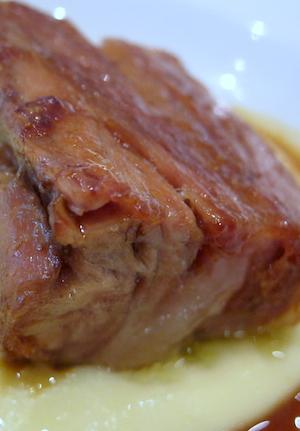 Galleria fotograficaParticolare della giacca da cuoca di Antonella Millarte, gastronoma, appassionata sostenitrice della causa della qualit&agrave; dell'agro-alimentare pugliese. Ha presentato l'intera giornata di Qoco 2011 alla Tenuta Cocevola ad AndriaLo chef Ishii Hidenao e il giornalista Shingeru Haiashi, socio di Eataly in Giappone
Posate surgelate per il sashimiL'Insalata di orata cruda di Ishii HidenaoYuko Suyama, giornalista giapponese da tempo trapiantata a MilanoAntonella Millarte con Bill Knott, Elisabeth Minchilli e Lucy GordanLa Calamarata con ceci neri, gamberi crudi e bottarga di muggine di Alex Pilas, il responsabile di tutta la ristorazione di Eataly New York. Alle sue dipendenze oltre 400 personeAlex Pilas con Luciana Doronzo (Regione Puglia)Oscar Farinetti a Qoco 2011L'occhio di Elvio Gorelli, telereporter brindisino, da tempo residente nel Canton Ticino
Il Baccal&agrave; Gadus Morhua su pinzimonio invernale, zimino di bietole e olio extravergine d'oliva cultivar Coratina, secondo di pesce di Enrico PaneroSempre lo straordinario baccal&agrave; di Enrico PaneroUna singlolare immagine a incastro tra Enrico Panero, chef del Marin, il ristorante di Eataly a Genova, e Gianluca Biscalchin, autore e illustratoreEnrico Panero, piemontese di Fossano (Cuneo), 25 anni a gennaio 2012Faith Willinger, giornalista statunitense che ha trovato la sua America in Toscana, a Firenze a voler essere precisi