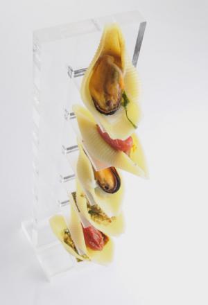 Galleria fotograficaAppetizer di Nuno Mendes, Spaghetti di patate con calamariSpaghetti freddi, sedano, uova di aringa, anice di Paolo LoprioreGli attrezzi del mesterie di Davide Scabin