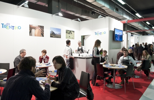 Galleria fotograficaLo stand del Trentino a Identit&agrave; Milano 2012Lo staff dello stand Trentino
Paolo Donei, chef del ristorante Malga Panna a Moena (Trento), relatore sul palco di Identit&agrave; Golose marted&igrave; 7 febbraio 2012
&nbsp;Il primo piatto presentatato da Donei: Spalla di agnello da latte ai fiori di montagna &nbsp;Il Riso affumicato con pancia di maialino e aria di latte al pino mugo di Paolo Donei