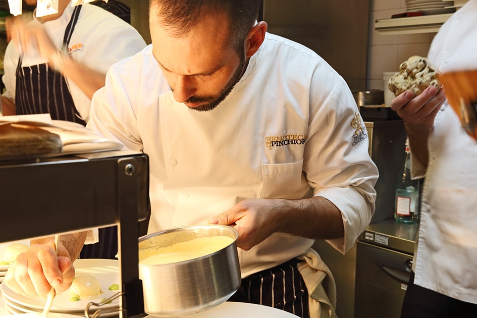 Galleria fotograficaLa sala del ristorante al lower ground floor, piano -1, di Harrods, teatro di Stelle di Stelle, 5 mesi di grande cucina italiana a LondraCarlo Cracco (Ristorante Cracco, Milano) - Risotto al pomodoro verde, pinoli tostatiCarlo Cracco - Tartare di manzo con tuorlo d'uovo marinato, tartufo bianco e mela cotognaCarlo Cracco - Cioccolato bruciato e dessert al prezzemoloCarlo Cracco - Filetto di vitello alla Rossini con foie gras, tartufo nero, spinaci e salsa al MarsalaChicco Cerea (Da Vittorio, Brusaporto, Bergamo) - Crema d'avocado con noci macadamia caramellate e sorbetto di yogurtChicco Cerea - Acciughe del Cantabrico, salsa di tonno e nocciole del PiemonteChicco Cerea - Polentina soffice con robiola di Roccaverano, tartufo bianco e salsa di Grana PadanoChicco Cerea, chef del ristorante Da Vittorio di Brusaporto, Bergamo, 3 stelle MichelinEnrico Crippa (Piazza Duomo, Alba, Cuneo) - Crema di patate d&rsquo;Alta Langa, uovo di quaglia al lapsang souchongEnrico Crippa - Vitello tonnatoGennaro Esposito&nbsp;(La Torre del Saracino, Vico Equense, Napoli) - Passeggiata vicanaGennaro Esposito - Zuppetta di olive nocellara del Belice e mandorle, purea di finocchi e pesce bandiera &ldquo;anni Ottanta"I ragazzi della brigata della Torre del Saracino(Enoteca Pinchiorri,&nbsp;Firenze) - Carr&eacute; d'agnello in crosta d'aglio e timo con polenta incatenata al cavolo neroEnoteca Pinchiorri - Fusilli al ferretto con carciofi, scampi e polvere di liquiriziaEnoteca Pinchiorri - Pane, cioccolato, olio e saleEnoteca Pinchiorri -&nbsp;Carr&eacute; d'agnello in crosta d'aglio e timo con polenta incatenata al cavolo neroItalo Bassi, Annie Feolde e Luca Tresoldi dell'Enoteca Pinchiorri di Firenze