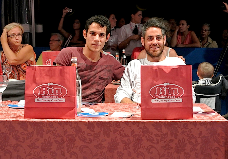 Galleria fotograficaIl cannolo di cous cous di Enrico Panero, del ristorante Da Vinci a Eataly Firenze, usato come evidenziatorePrima nazione in gara al Cous Cous Fest 2014 il Marocco con Majda Nabaoui, cuoca 19enne in forza all'Osteria Francescana a ModenaMajda Nabaoui, in Italia, a Modena, dall'et&agrave; di 9 anni, ha chiamato la sua proposta Da Modena al Marocco passando per la Sicilia, la sua colazione la mattina di sabatoI due concorrenti della Tunisia, entrambi in forza al Taglio a Milano, a destra Domenico della Salandra e al centro Mohamed Mabrouk catturato dalla bellezza della presentatrice Eliana ChiavettaL'Arancino di cous cous grazie al quale la Tunisia &egrave; arrivata alla finale a livello di giuria popolare superando il Marocco per appena un centesimo: 8,92 contro 8,91. Al suo interno scampi freschi. Nota curiosa: visto che eravano nel Trapanese, quindi Sicilia occidentale, sarebbe stato pi&ugrave; corretto chiamare il piatto ArancinaTre giorni di assaggi, tutto nel PalaBia, il tendone ridosso della spiaggia di San Vito Lo Capo. Il cielo ti invitava a mollare tutto e a tuffartiIl Cous Cous dolce, nome concreto del piatto della Francia, delle cuoche Marion Roger (cous chef di Alice Delcourt all'Erba Brusca a Milano) e Chiara Cilio, che hanno proposto un uso insolito del cous cous, in forma dolce, con tanto di gelato alla verbena. Con questo dessert, la Roger ha vinto il premio per l'originalit&agrave; e sfiorato il successo assoluto, centrato dalla Delcourt nel 2011 e 2012Maziar Farivar, radici iraniane e cittadinanza statunitense. Del suo piatto ricorderemo solo un eccessivo e gratuito uso del peperoncino. Doveva essere un cous cous nel segno dello Shrimp Jambalya ma, eliminato il prosciutto affumicato nel timore di imbattersi in musulmani in giuria, tutto &egrave; crollato.Il cous cous americano, un piatto imbarazzante, facile preferirgli quello francese. La giuria popolare ha votato il dessert 8,86 e il cous cous patriottico 7,86 (ma la giuria di esperti &egrave; stata ancora pi&ugrave; severa)