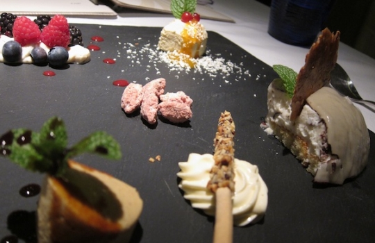 Galleria fotograficaInverno ad Andria, venerd&igrave; 2 dicembre 2011 all'ora di pranzo all'ingresso del ristorante UmamiIl cestino del pane al ristorante Umami di AndriaSua maest&agrave; il Gambero rosso di Gallipoli interpretato da Felice Sgarra con la sua bisque, crema di ricotta, puntarelle, cicoria e rucola, mele renette e una grattata finale di Tartufo Bianco di AlbaCrema di patate con seppie, al nero e in tempura, e doppio caviale, beluga e di scampiBurratina di Andria con ostrica rossaOstriche raccolte in Adriatico a oltre trenta metri di profonditaSpaghettone primo grano, aglio e olio con filetti di cicalaPappardella di grano arso con cime di rape e scampo scottato con farina di taralliRavioli di farina di kamut, ripieni con burrata andriese e pesto di olive leccineBaccal&agrave; morro, cotto dolcemente con olive dolci e pomodoro galatinoIl petto di pollo del cortile, affumicato al rovere con tarassaco e piccola parmigiana di melanzaneRiflessi nel vetro