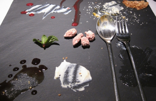 Galleria fotograficaInverno ad Andria, venerd&igrave; 2 dicembre 2011 all'ora di pranzo all'ingresso del ristorante UmamiIl cestino del pane al ristorante Umami di AndriaSua maest&agrave; il Gambero rosso di Gallipoli interpretato da Felice Sgarra con la sua bisque, crema di ricotta, puntarelle, cicoria e rucola, mele renette e una grattata finale di Tartufo Bianco di AlbaCrema di patate con seppie, al nero e in tempura, e doppio caviale, beluga e di scampiBurratina di Andria con ostrica rossaOstriche raccolte in Adriatico a oltre trenta metri di profonditaSpaghettone primo grano, aglio e olio con filetti di cicalaPappardella di grano arso con cime di rape e scampo scottato con farina di taralliRavioli di farina di kamut, ripieni con burrata andriese e pesto di olive leccineBaccal&agrave; morro, cotto dolcemente con olive dolci e pomodoro galatinoIl petto di pollo del cortile, affumicato al rovere con tarassaco e piccola parmigiana di melanzaneRiflessi nel vetroPrima...