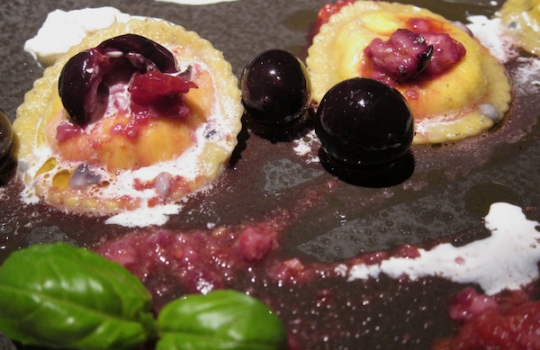 Galleria fotograficaInverno ad Andria, venerd&igrave; 2 dicembre 2011 all'ora di pranzo all'ingresso del ristorante UmamiIl cestino del pane al ristorante Umami di AndriaSua maest&agrave; il Gambero rosso di Gallipoli interpretato da Felice Sgarra con la sua bisque, crema di ricotta, puntarelle, cicoria e rucola, mele renette e una grattata finale di Tartufo Bianco di AlbaCrema di patate con seppie, al nero e in tempura, e doppio caviale, beluga e di scampiBurratina di Andria con ostrica rossaOstriche raccolte in Adriatico a oltre trenta metri di profonditaSpaghettone primo grano, aglio e olio con filetti di cicalaPappardella di grano arso con cime di rape e scampo scottato con farina di taralli