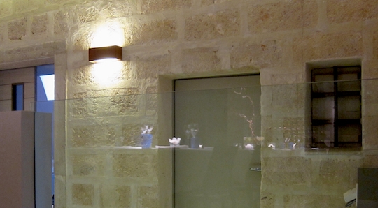 Galleria fotograficaInverno ad Andria, venerd&igrave; 2 dicembre 2011 all'ora di pranzo all'ingresso del ristorante UmamiIl cestino del pane al ristorante Umami di AndriaSua maest&agrave; il Gambero rosso di Gallipoli interpretato da Felice Sgarra con la sua bisque, crema di ricotta, puntarelle, cicoria e rucola, mele renette e una grattata finale di Tartufo Bianco di AlbaCrema di patate con seppie, al nero e in tempura, e doppio caviale, beluga e di scampiBurratina di Andria con ostrica rossaOstriche raccolte in Adriatico a oltre trenta metri di profonditaSpaghettone primo grano, aglio e olio con filetti di cicalaPappardella di grano arso con cime di rape e scampo scottato con farina di taralliRavioli di farina di kamut, ripieni con burrata andriese e pesto di olive leccineBaccal&agrave; morro, cotto dolcemente con olive dolci e pomodoro galatinoIl petto di pollo del cortile, affumicato al rovere con tarassaco e piccola parmigiana di melanzane