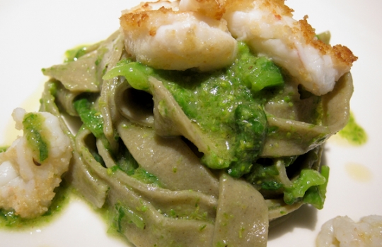 Galleria fotograficaInverno ad Andria, venerd&igrave; 2 dicembre 2011 all'ora di pranzo all'ingresso del ristorante UmamiIl cestino del pane al ristorante Umami di AndriaSua maest&agrave; il Gambero rosso di Gallipoli interpretato da Felice Sgarra con la sua bisque, crema di ricotta, puntarelle, cicoria e rucola, mele renette e una grattata finale di Tartufo Bianco di AlbaCrema di patate con seppie, al nero e in tempura, e doppio caviale, beluga e di scampiBurratina di Andria con ostrica rossaOstriche raccolte in Adriatico a oltre trenta metri di profonditaSpaghettone primo grano, aglio e olio con filetti di cicala