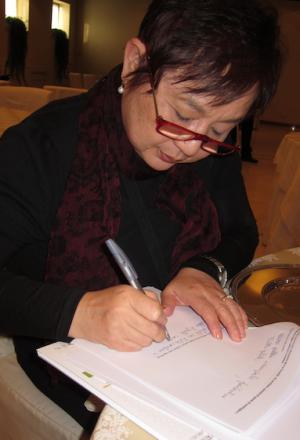 Galleria fotograficaParticolare della giacca da cuoca di Antonella Millarte, gastronoma, appassionata sostenitrice della causa della qualit&agrave; dell'agro-alimentare pugliese. Ha presentato l'intera giornata di Qoco 2011 alla Tenuta Cocevola ad AndriaLo chef Ishii Hidenao e il giornalista Shingeru Haiashi, socio di Eataly in Giappone
Posate surgelate per il sashimiL'Insalata di orata cruda di Ishii Hidenao