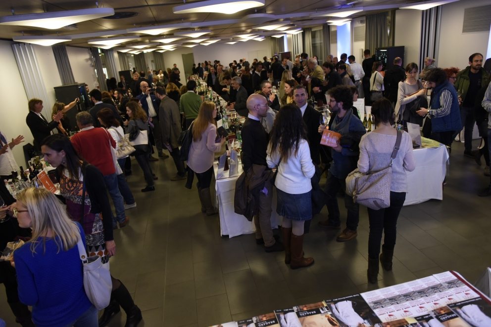 Photogallery






 La sala degustazioni del Roma FOOD&WINE Festival 2014: 200 vini di 59 aziende vinicole













 Da sinistra: Viviana Varese, Cristina Bowerman, Cesare Battisti e Luca Montersino 








 La coda alla vaccinara è caduta nel risotto di Cesare Battisti








Rosemary’s Ceci: Crema di ceci al curry con calamaretti, olio all’estratto di rosmarino e brodo intenso di calamari. Piatto di Viviana Varese








 Agnello & Carciofi di Cristina Bowerman








 Le degustazioni guidate organizzate da Helmuth Koecher













 Da sinistra: Andrea Provenzani, Angelo Sabatelli e Luciano Monosilio








 La mia Sicilia di Andrea Provenzani: Cous cous allo zafferano, ricciola, pesto al finocchietto, limone candito e pistacchi, cipolla al marsala, latte di mandorla








 Angelo Sabatelli: Riso, patate e cozze “secondo il mio punto di vista”








Le Polpette con polenta taragna secondo Luciano Monosilio








 Il trionfo dei salumi dell'Antica Ardenga di Massimo Pezzani








 Il re dei salumi: il Culatello





