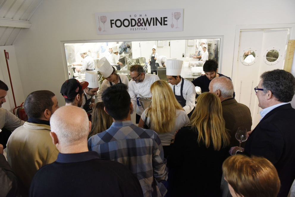 Photogallery






 La sala degustazioni del Roma FOOD&WINE Festival 2014: 200 vini di 59 aziende vinicole













 Da sinistra: Viviana Varese, Cristina Bowerman, Cesare Battisti e Luca Montersino 








 La coda alla vaccinara è caduta nel risotto di Cesare Battisti








Rosemary’s Ceci: Crema di ceci al curry con calamaretti, olio all’estratto di rosmarino e brodo intenso di calamari. Piatto di Viviana Varese








 Agnello & Carciofi di Cristina Bowerman








 Le degustazioni guidate organizzate da Helmuth Koecher













 Da sinistra: Andrea Provenzani, Angelo Sabatelli e Luciano Monosilio








 La mia Sicilia di Andrea Provenzani: Cous cous allo zafferano, ricciola, pesto al finocchietto, limone candito e pistacchi, cipolla al marsala, latte di mandorla








 Angelo Sabatelli: Riso, patate e cozze “secondo il mio punto di vista”








Le Polpette con polenta taragna secondo Luciano Monosilio








 Il trionfo dei salumi dell'Antica Ardenga di Massimo Pezzani








 Il re dei salumi: il Culatello













 La gara eliminatoria del Campionato Mondiale di Pesto genovese al mortaio








 I concorrenti della gara di pesto








 Enrico Panero, chef del ristorante Da Vinci di Eataly Firenze





