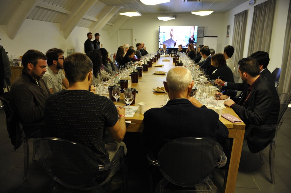 Photogallery






 La sala degustazioni del Roma FOOD&WINE Festival 2014: 200 vini di 59 aziende vinicole













 Da sinistra: Viviana Varese, Cristina Bowerman, Cesare Battisti e Luca Montersino 








 La coda alla vaccinara è caduta nel risotto di Cesare Battisti








Rosemary’s Ceci: Crema di ceci al curry con calamaretti, olio all’estratto di rosmarino e brodo intenso di calamari. Piatto di Viviana Varese








 Agnello & Carciofi di Cristina Bowerman





